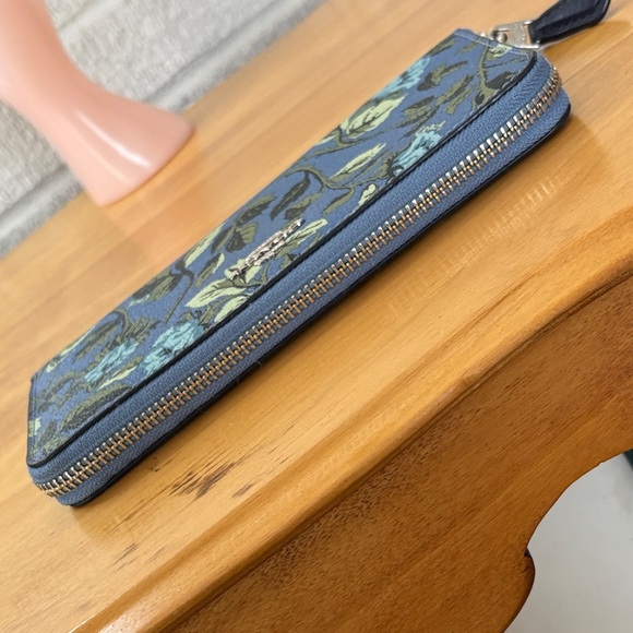 Coach Accordion Zip Slim Wallet Sleeping Rose Print Coated Canvas EUC - Picture 7 of 14